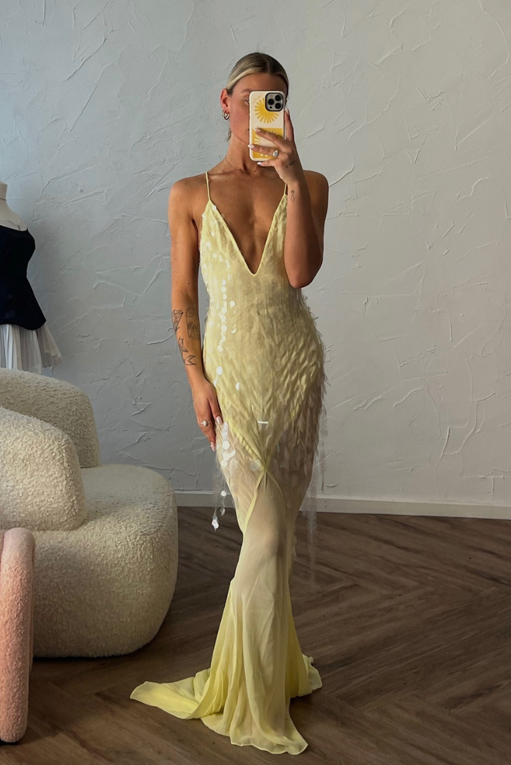 Anna – Sleeveless maxi dress with deep V-neck