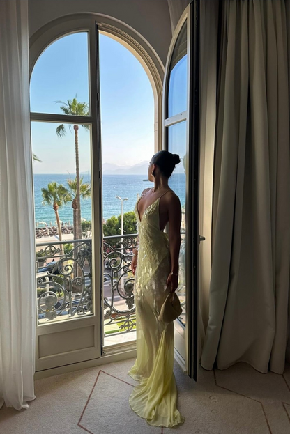 Anna – Sleeveless maxi dress with deep V-neck