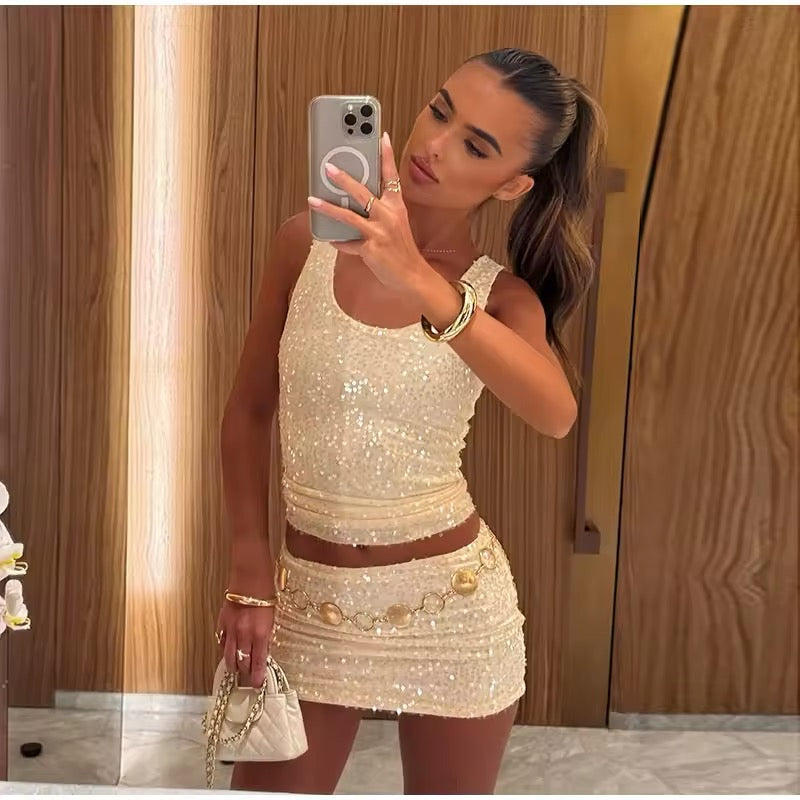 Solennea – Golden two-piece set with subtle shimmer